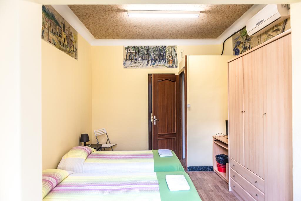 Hostel Turistic Castell Барселона Экстерьер фото