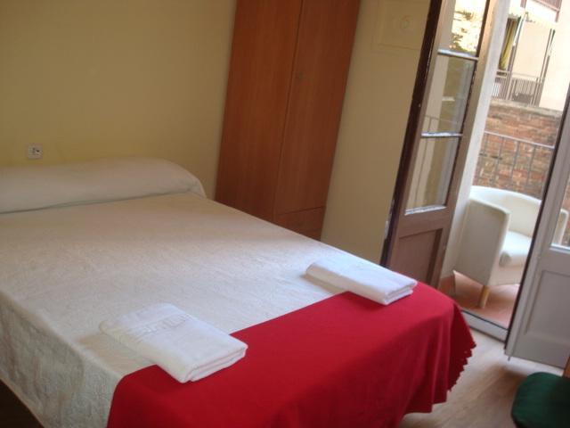 Hostel Turistic Castell Барселона Экстерьер фото