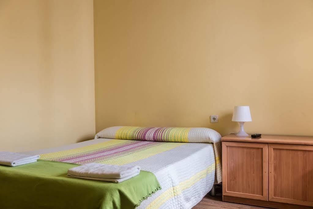 Hostel Turistic Castell Барселона Экстерьер фото